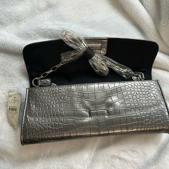 NWT Loft Silver Croc Embossed Clutch with Gold Chain Strap Brand New Never Used - Picture 3 of 4
